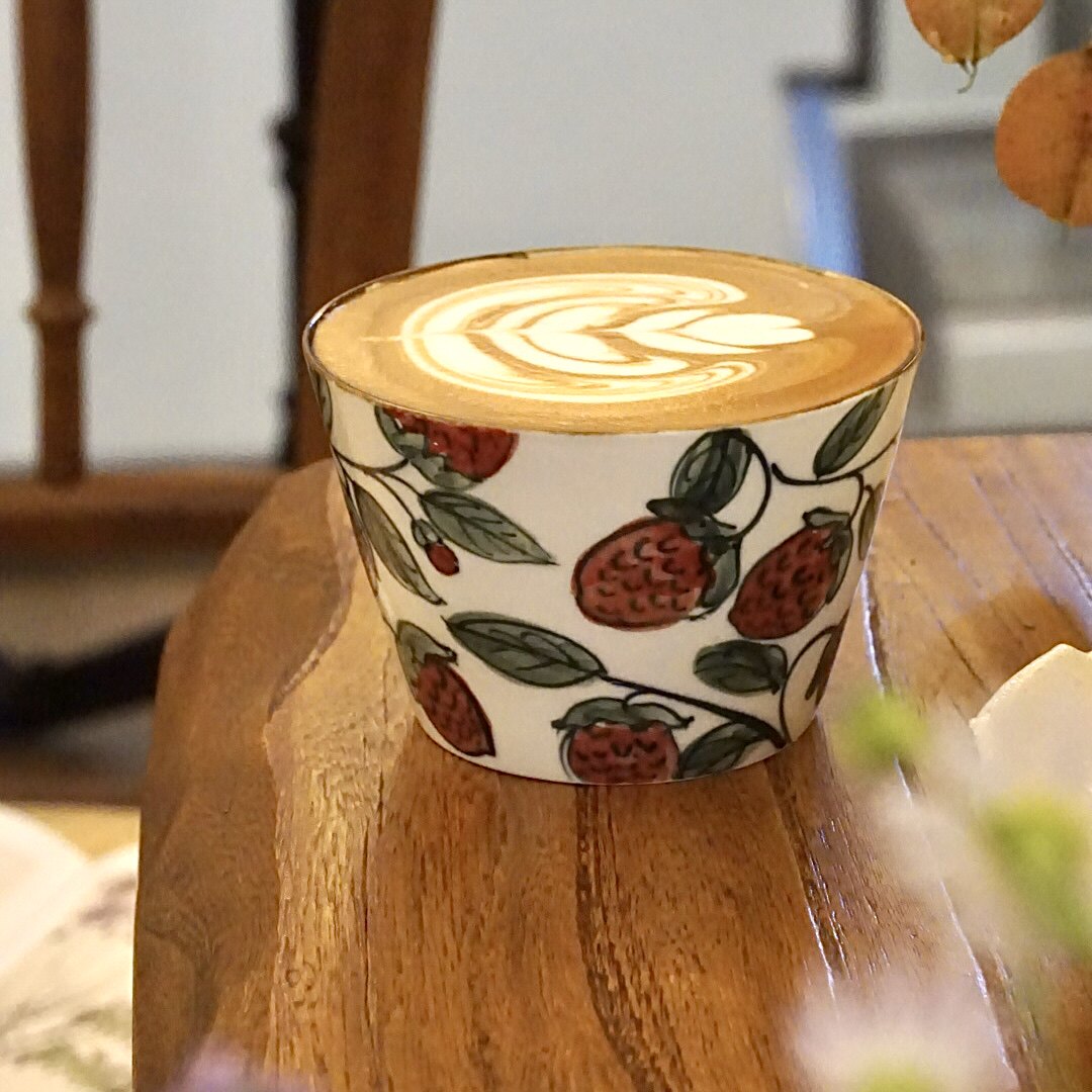M065 Crimson Berry Grove Mug – 9.5oz / 280ml