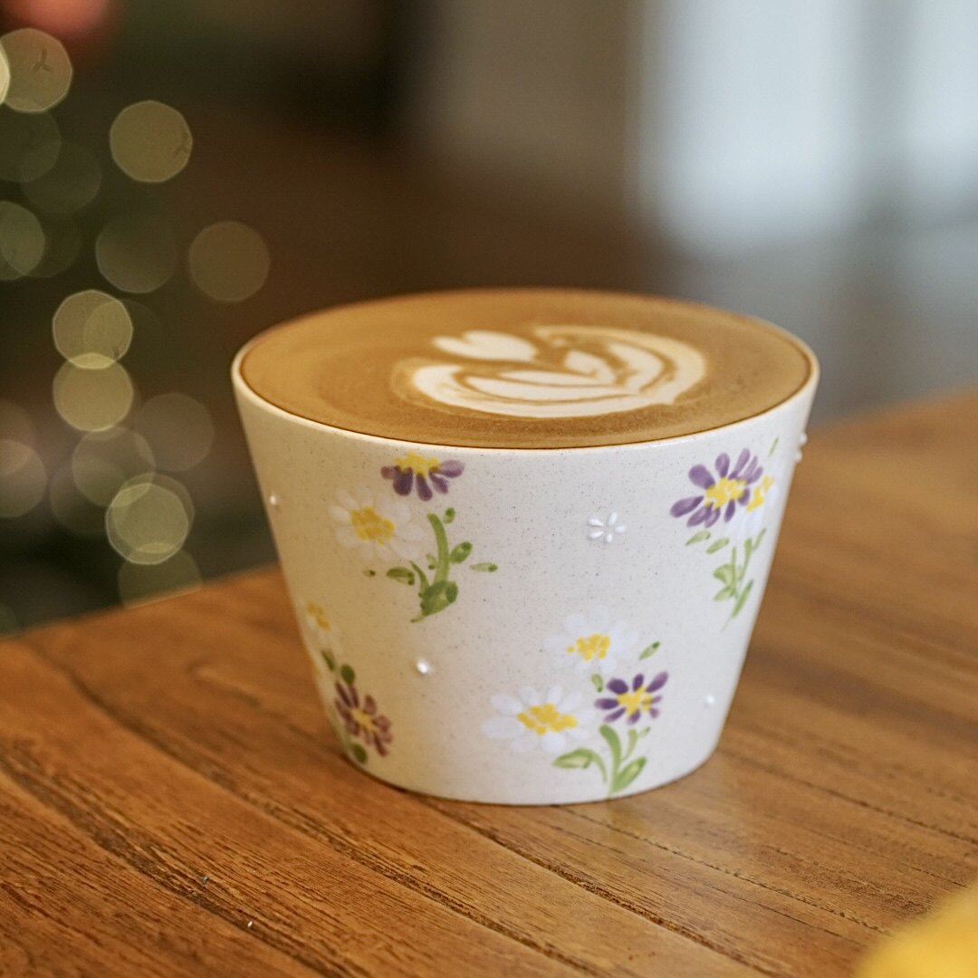 M022 Purple Daisy Mug – 9.5oz / 280ml