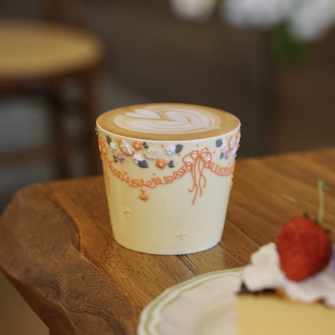 M066 Apricot Garland Poetry Mug – 8.1oz / 240ml