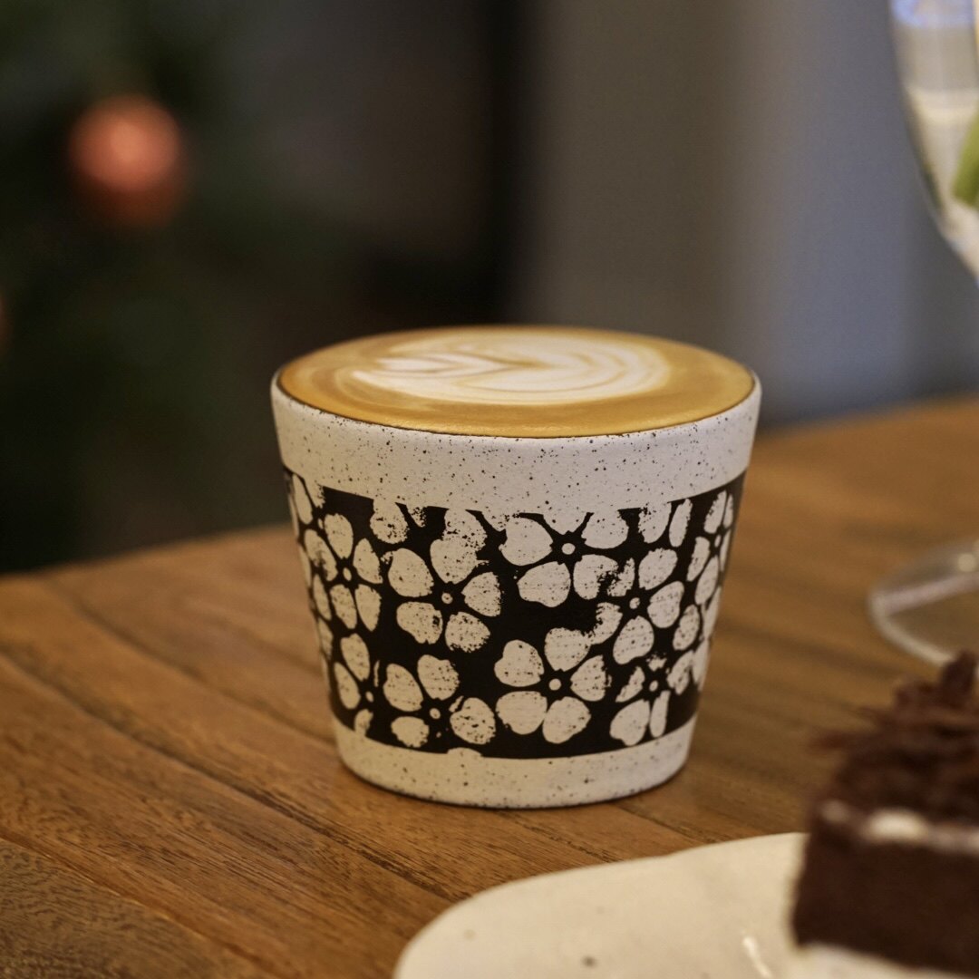 M026 Monochrome Blossom Mug – 8.8oz / 260ml
