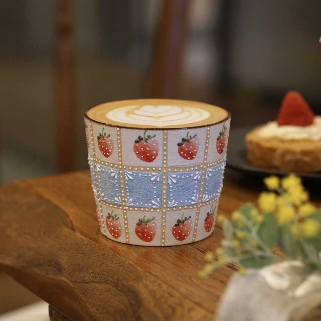 M032 Iwaen Strawberry Patchwork Mug – 8.8oz / 260ml