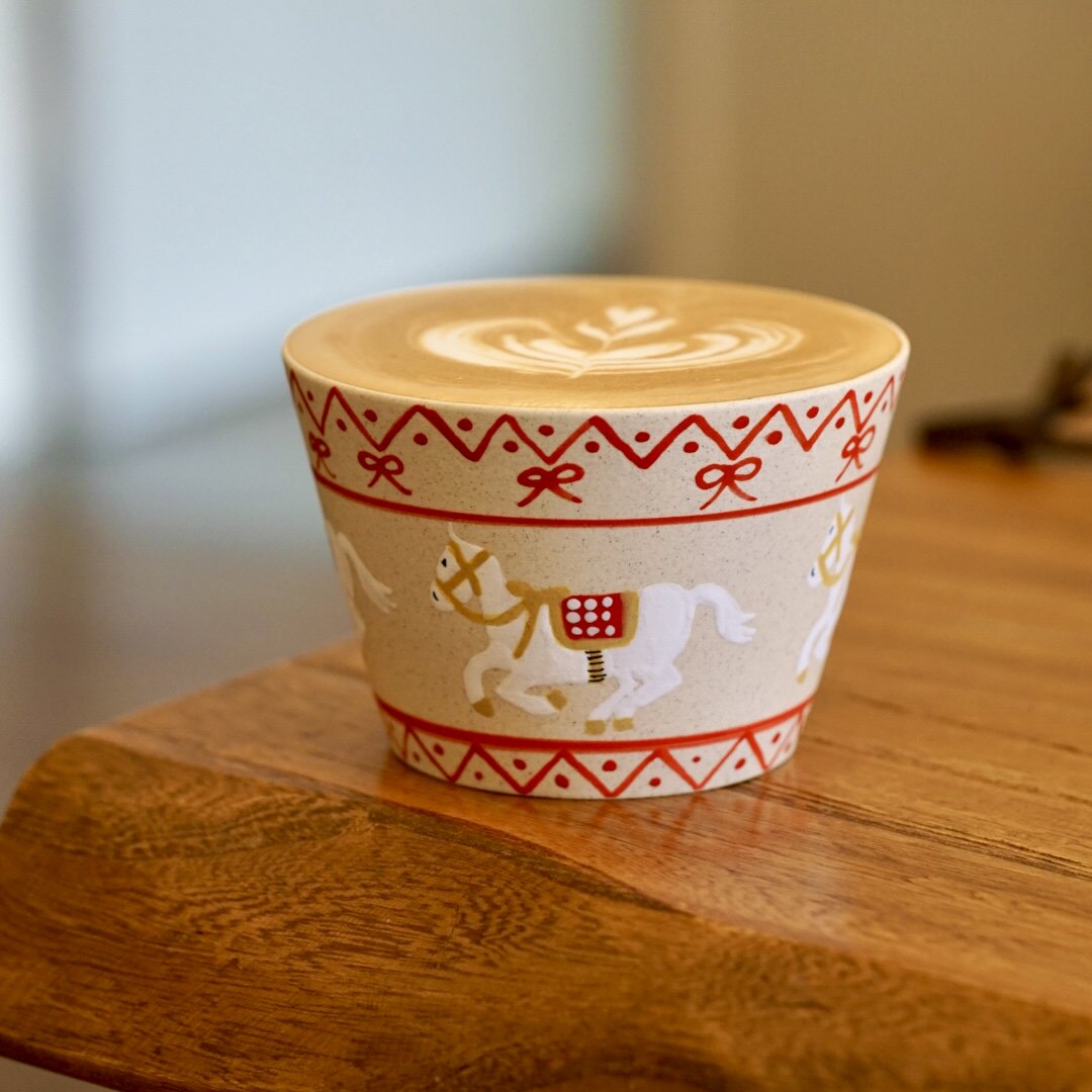 M028 Fair Isle White Horse Mug – 9.5oz / 280ml