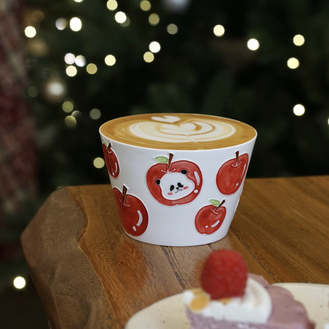 M043 Apple Panda Mug – 8.5oz / 250ml